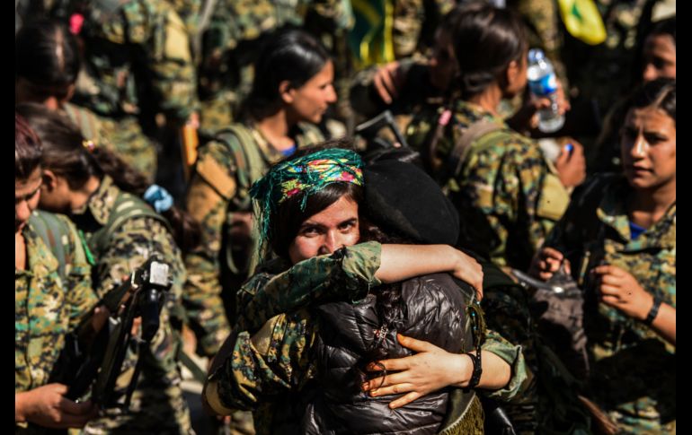 Mujeres de las Fuerzas Democráticas Sirias se reúnen en una plaza de Raqa, en una celebración tras retomar el control de la ciudad de manos de yihadistas del Estado Islámico. AFP/B. Kilic