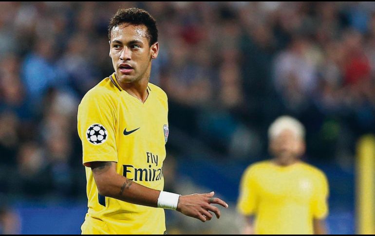 La multa se extiende a Neymar, sus padres y a las tres empresas que administran la carrera del astro. EFE