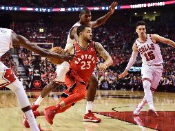 Fred Vanvieet avanza entre los defensores de Chicago, ayer en el tercer día de actividades de la nueva temporada de la NBA. AP/F. Gunn