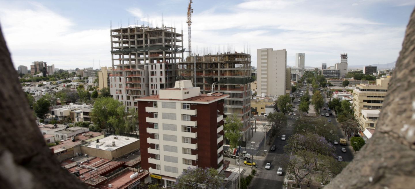 DESDE LA GLORIETA DE LOS NI�OS HEROES - VISTA PANORAMICA DE GUADALAJARA DESDE EL MONUMENTO A LOS NINOS HEROES.  ARRIBA DE LAS ESTATUAS DE ESTOS ILUSTRES DEFENSORES DE LA PATRIA SE ENCUENTRA EL MONUMENTO DE LA MADRE PATRIA CUBIERA CON LARGA TUNICA. HECHA DE CANTERA ROSA. A CINCUENTA METROS DE ALTURA SE PUEDE OBSERVAR LAS NUEVAS EDIFICACIONES EN LA COLONIA LAFAYETTE
