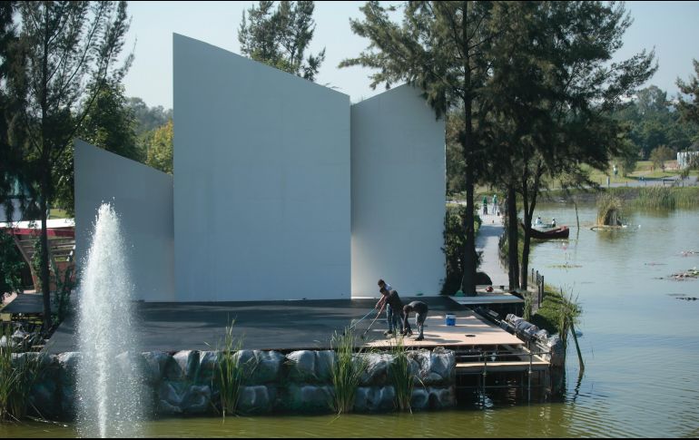 Trabajadores detallan el escenario donde se montará la obra. EL INFORMADOR/F. Atilano