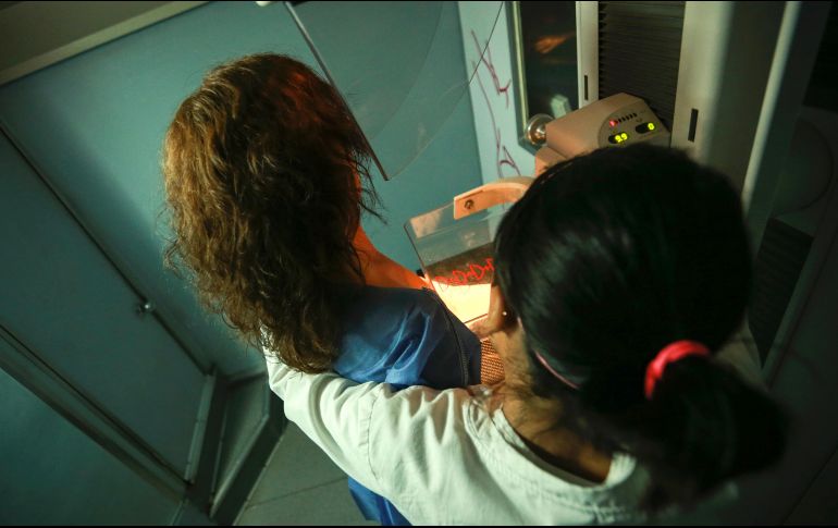 Oncólogos recomiendan que a partir de los 18 años se enseñe a las mujeres a autoexplorarse y acudir con expertos desde los 25. EL INFORMADOR / ARCHIVO