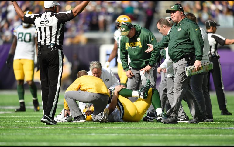 El dos veces jugador más valioso de la NFL se fracturó la clavícula derecha en el primer parcial del revés del domingo ante los Vikingos de Minnesota, al ser derribado por el linebacker Anthony Barr. AFP / ARCHIVO