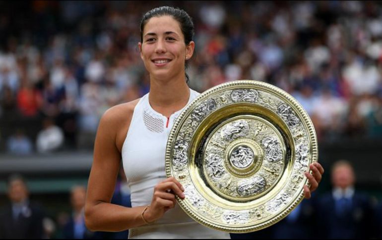 Muguruza ganó este año su segundo título de Grand Slam en el torneo de Wimbledon, y se colocó momentáneamente en la cima del tenis femenil. TWITTER / @WTA