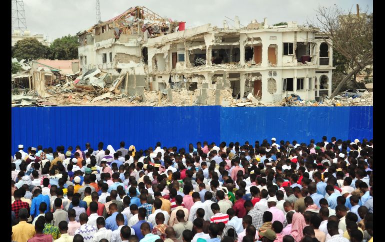 Asistentes a una ceremonia para las víctimas del atentado en Mogadiscio, Somalia, que dejó al mentos 276 muertos el 14 de octubre. AFP/M. Abdiwahab