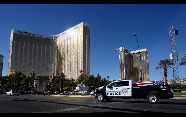 La procesión funeraria del polícía  Charleston Hartfield pasa por el hotel Mandalay Bay en Las Vegas, Estados Unidos. Hartfield fue una de las 58 víctimas mortales del tiroteo del 1 de octubre. AP/I. Brekken