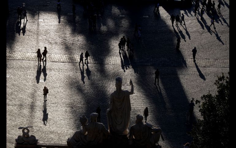 Personas caminan en la 