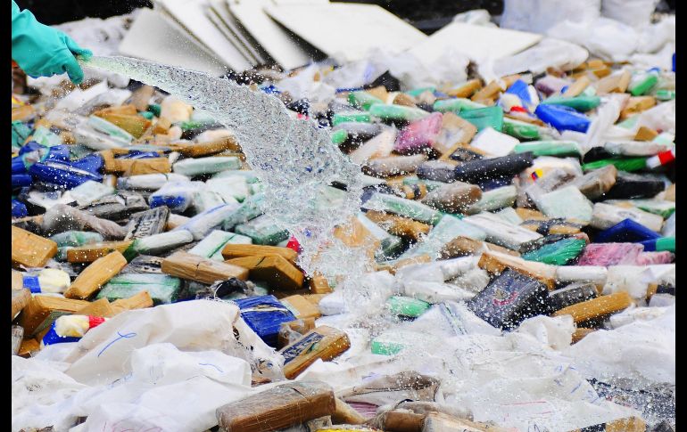 Drogas decomisadas previo a una ceremonia de incineración en Ciudad de Panamá. La Policía Nacional de Panamá quemó hoy unas 6.2 toneladas de drogas, en su mayoría cocaína, incautadas en octubre. EFE/A. Wong