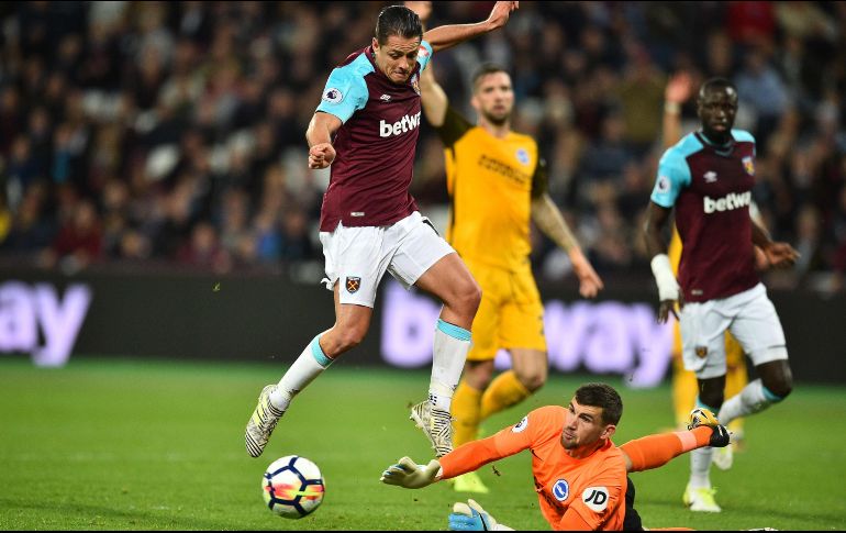 El delantero tapatío (I) jugó de inicio y disputó los 90 minutos del partido. AFP/ G. Kirk