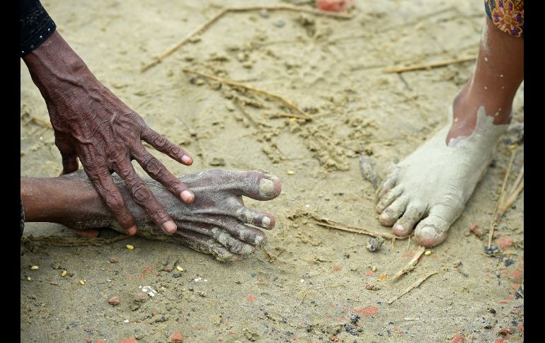 Refugiados rohinyá provenientes de Brimania descansan tras cruzar a Teknaf, Bangladesh. AFP/T. Mustafa