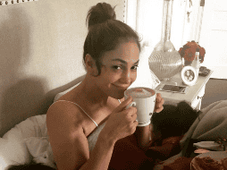Con un chongo y sin maquillaje, Lopez voltea a la cámara mientras sostiene con sus dos manos una taza. INSTAGRAM/jlo