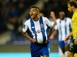 Corona celebra tras marcar el quinto gol de los Dragones. EFE/F. Veludo