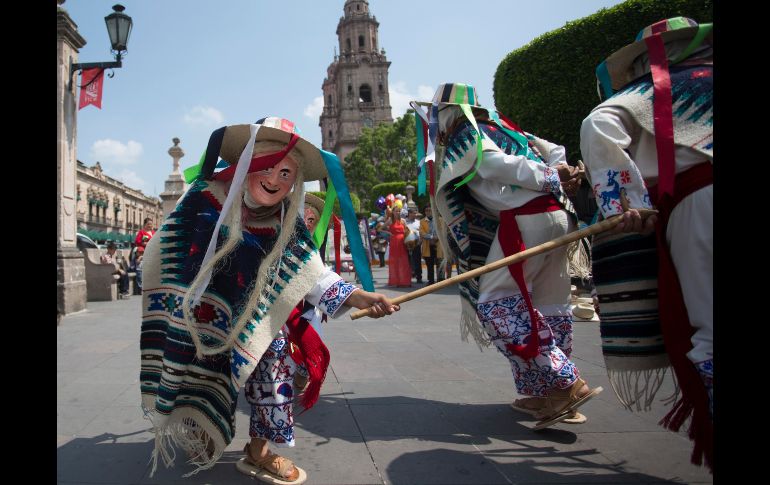 En el marco de la inauguración del Festival Internacional de Cine en Morelia, se hizo una danza típica en la calle principal del Centro Histórico. EFE / E. Granados