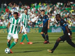 Activo. Desde el medio campo, el tapatío Andrés Guardado (#18) comandó la salida del equipo que pudo llevarse los tres puntos a superar al Alavés. TWITTER/@realbetisbalompie