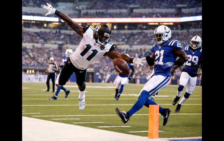 Marqise Lee (11), de los Jaguares de Jacksonville Jaguars, pierde el balón tras una atrapada frente a Vontae Davis, de los Potros de Indianápolis en juego de la NFL en Indianápolis, AP/J. Roberson