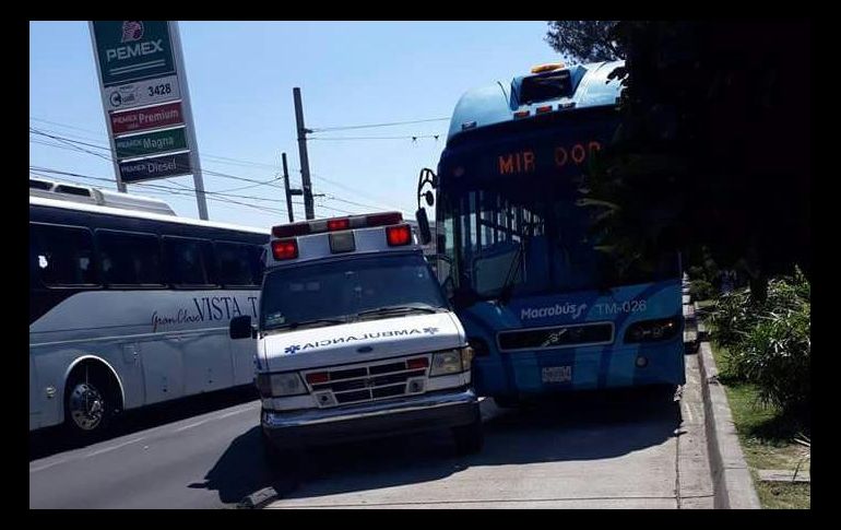 Hasta el momento se desconoce cómo ocurrieron los hechos debido a la manera en la que quedó la ambulancia sobre el carril del Macrobús. ESPECIAL