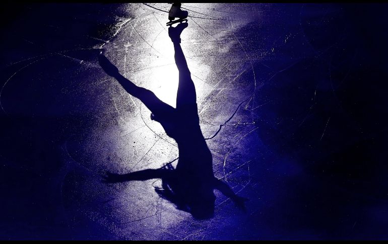 La italiana Carolina Kostner se presenta en la gala de exhibición de la Copa Rostelecom, del Gran Premio de patinaje artístico en Moscú. EFE/Y. Kochetkov