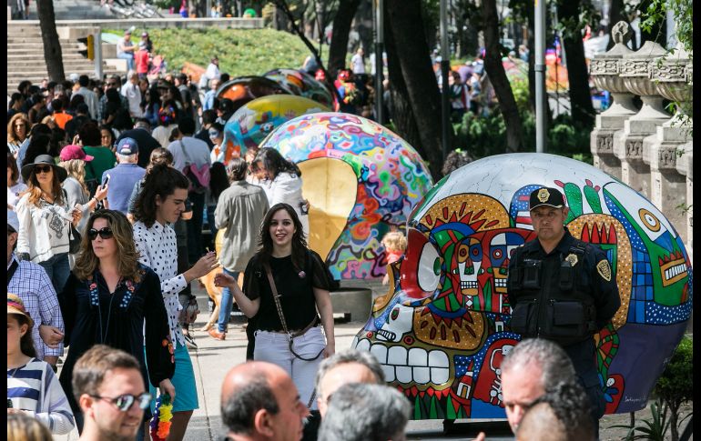 Personas recorren la exposición. NTX/A. Monroy