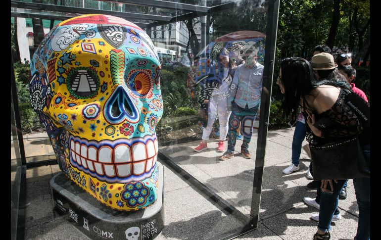 Uno de los 54 cráneos monumentales intervenidos por artistas y que se sitúan en el tramo que va del Ángel de la Independencia a la Glorieta de la Palma. NTX/A. Monroy