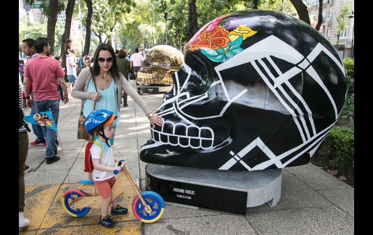 Las obras de fibra de vidrio, de metro y medio de altura, son un tributo y una celebración por el Día de Muertos. NTX/A. Monroy