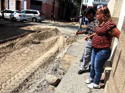Una pareja de invidentes intenta cruzar la calle Manuel Acuña, que se encuentra en reparación. EL INFORMADOR/E. Barrera