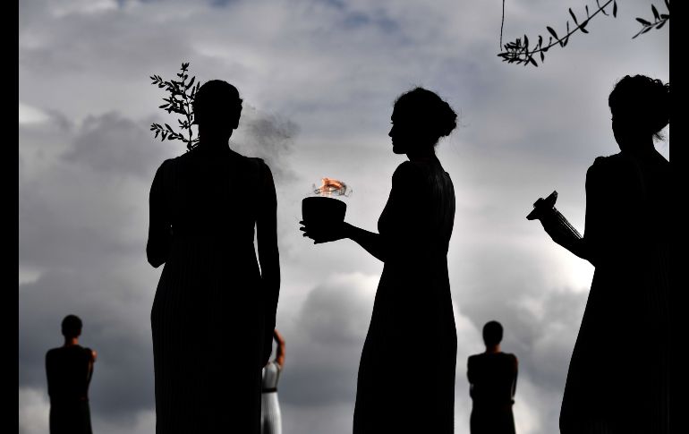 Actores ensayan en el antiguo templo de Hera, localizado en la ciudad griega de Olimpia, para al encendido mañana de la llama olímpica que enmarcará la cuenta regresiva de los Juegos Olímpicos de Invierno PyeongChang 2018. AFP/A. Messinis