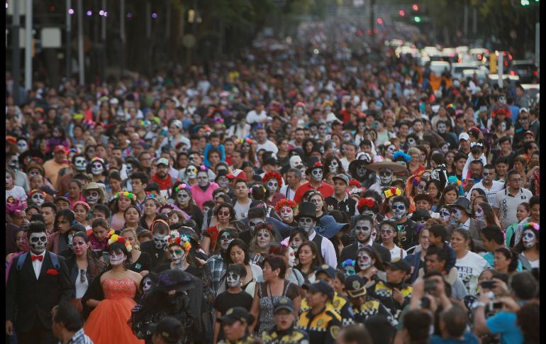 Los disfrazados, acompañantes y espectadores formaron una multitud. EFE/M. Guzmán