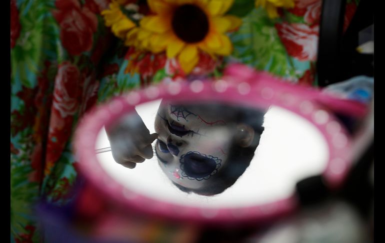 Una mujer se aplica maquillaje para la ocasión. AP/R. Blackwell