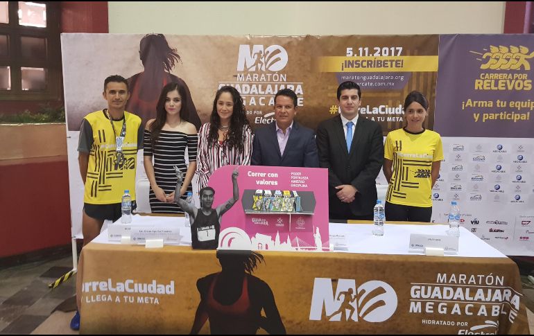 El comité organizador presentó las medallas y camisetas conmemorativas de la edición, misma que se correrá el próximo 5 de noviembre a las 07:10 horas. EL INFORMADOR / FELIPE ROMERO