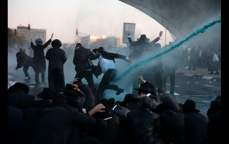 Integrantes de las fuerzas de seguridad israelíes usan un gas apestoso conocido como 