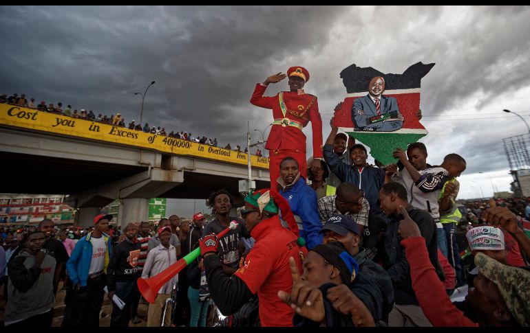 Seguidores del presidente de Kenia, Uhuru Kenyatta, esperan su llegada a un mitin en Githurai previo a las elecciones presidenciales del 24 de octubre. AP/B. Curtis