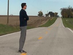 La cuenta Reinhold Niebuhr, tuiteó una foto de un hombre en medio de una carretera junto al texto: 