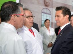 Peña Nieto reconoció a médicos y personal de la salud que pusieron su servicio profesional en favor de quienes lo necesitaron por los sismos del mes pasado. NTX/Presidencia