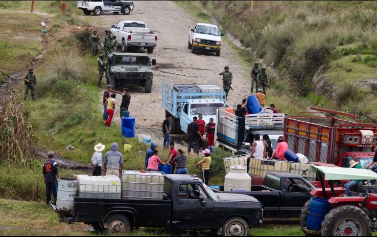 Al lugar llegaron elementos de Seguridad Física de Pemex y del Ejército Mexicano, para contener a los ciudadanos y resguardar las tareas de reparación. SUN