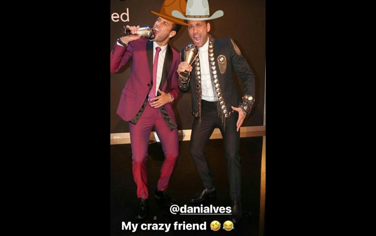 También habría contagiado de su estilo de conjunto musical a Neymar. TWITTER