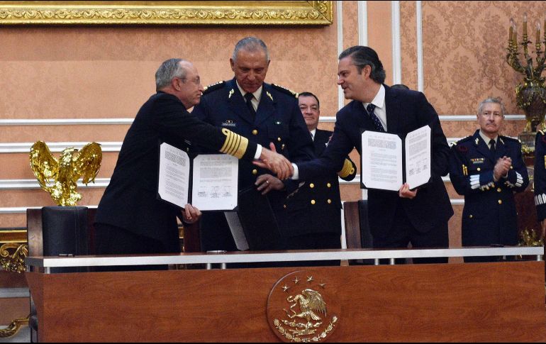 Momento de la firma del documento  