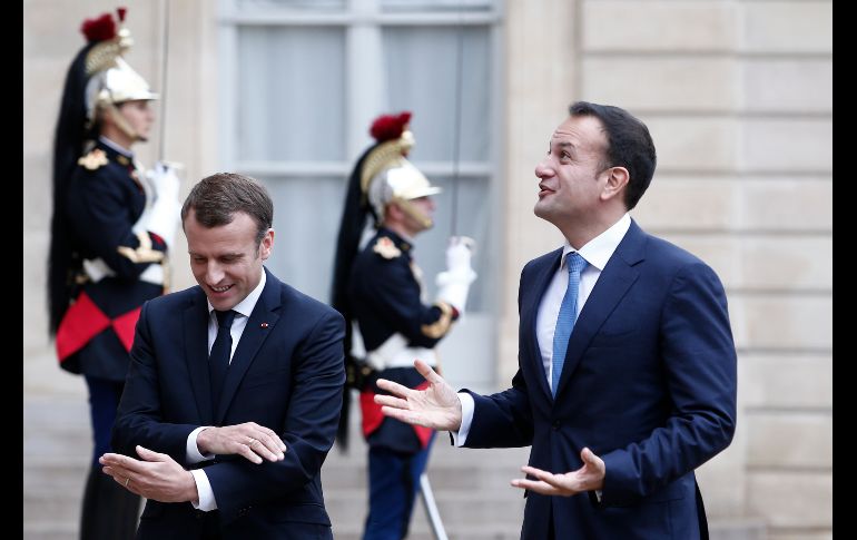 El presidente de Francia,  Emmanuel Macron (i), da la bienvenida al primer ministro irlandés, Leo Varadkar, en el Palacio del Elíseo en París. AP/K. Zihnioglu