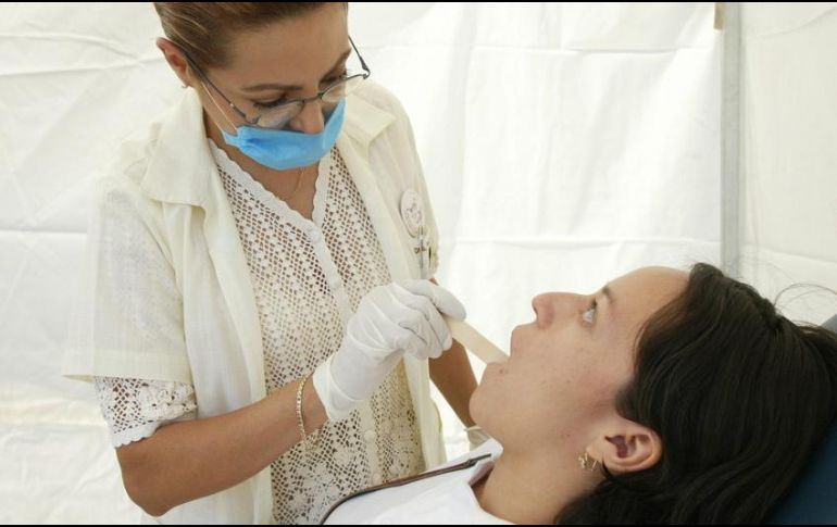 Los tonsilolitos son causantes del mal aliento; puedes eliminarlos haciendo gárgaras con agua salada. EL INFORMADOR / ARCHIVO