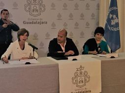 Belén Sanz Luque, representante de ONU Mujeres en México, junto al alcalde Enrique Alfaro y la regidora Guadalupe Morfín. TWITTER / @ONUMujeresMX