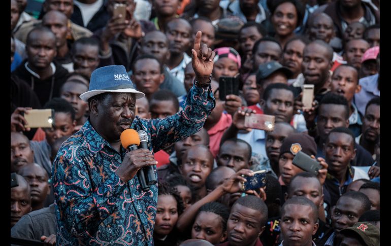 El líder opositor keniano Raila Odinga (i), de la coalición Súper Alianza Nacional, habla en un mitin en Machakos, a dos días de que se celebre la repetición de elecciones presidenciales. AFP/Y. Chiba