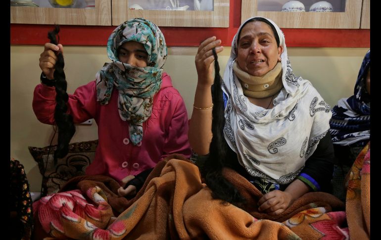 Tasleema Bilal y su sobrina Kousain Ajaz muestran sus trenzas cortadas.