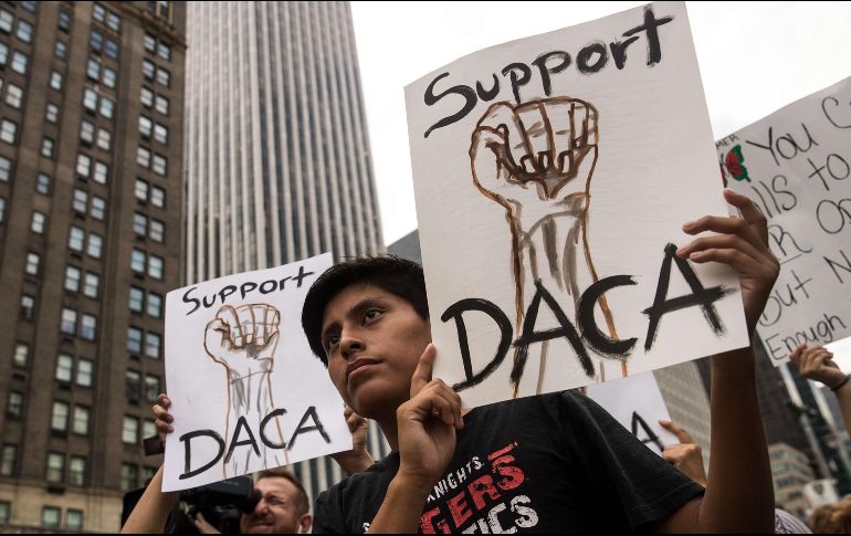 El DACA ha brindado protección a cerca de 800 mil personas, muchas de las cuales actualmente estudian la universidad. AFP / ARCHIVO
