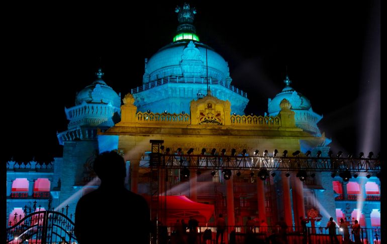 El Vidhana Soudha, sede legislativa de Karnataka, se ilumina con luces de LED en vísperas de la celebración del 60 aniversario de su construcción, en Bangalore. EFE/J. Nv