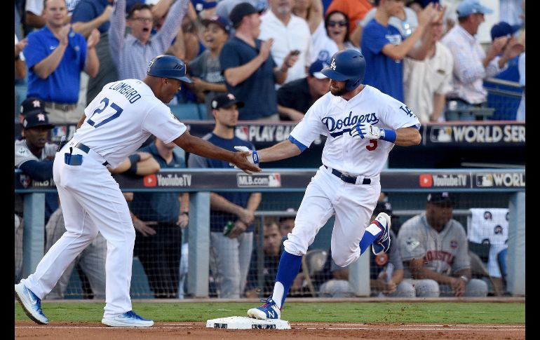 Chris Taylor festeja la primer carrera del partido que pone adelante a los angelinos. AFP / K. Djansezian