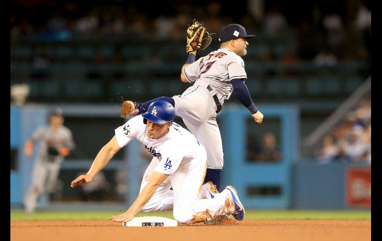 Corey Seager (Dodgers) y Jose Altuve (Astros) disputan una jugada en la quinta entrada. AFP / S. Haffey