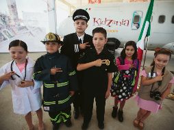 Saludo. Niños posan junto al avión que da la bienvenida al complejo ubicado en Plaza Patria.