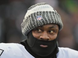 Kansas City Chiefs vs Oakland Raiders - OAKLAND, CA - OCTOBER 19: Marshawn Lynch #24 of the Oakland Raiders looks on prior to their NFL game against the Kansas City Chiefs at Oakland-Alameda County Coliseum on October 19, 2017 in Oakland, California.   Thearon W. Henderson/Getty Images/AFP== FOR NEWSPAPERS, INTERNET, TELCOS & TELEVISION USE ONLY == SPO-FBN-KANSAS-CITY-CHIEFS-VS-OAKLAND-RAIDERS - == FOR NEWSPAPERS, INTERNET, TELCOS & TELEVISION USE ONLY ==