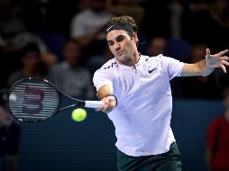 Primera ronda. El suizo Roger Federer realiza un servicio ante el estadounidense Frances Tiafoe. AFP
