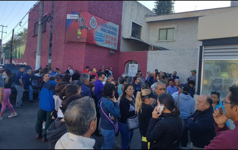 Ante el incumplimiento del club, que prometió que abriría sus puertas a las 09:00 horas para que sus socios recogieran sus pertenencias, los presentes realizaron un efímero bloqueo a una calle aledaña. EL INFORMADOR / D. Reos