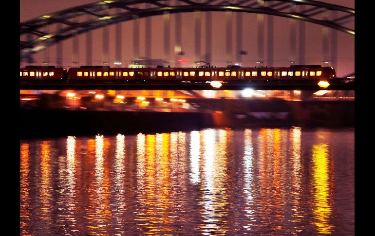 Un tren de pasajeros cruza un puente sobre el río Main en Fráncfort, Alemania. AP/M. Probst